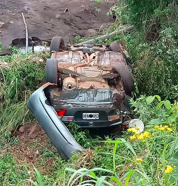 abandonaron el auto y fueron al hospital por sus propios medios