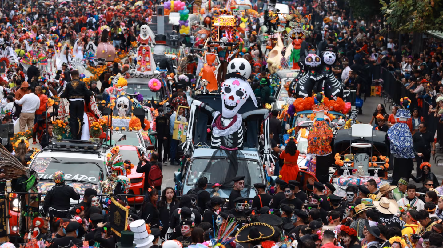 México anticipó el Día de Muertos con la Mega Procesión de Catrinas